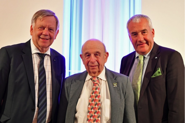 Feierstunde I Das Bild zeigt den Gastredner des Abends Prof. Dr. Guy Stern mit zwei der Veranstalter: Karl Freller 1. Vizepräsident des Bayerischen Landtags, Direktor der Stiftung Bayerische Gedenkstätten und Dr. Ludwig Spaenle, Staatsminister a. D., Beauftragter der Bayerischen Staatsregierung für jüdisches Leben und gegen Antisemitismus, für Erinnerungsarbeit und geschichtliches Erbe.