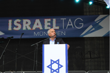 israeltag-am-odeonsplatz-04 Das Bild zeigt den Beauftragten bei seiner Ansprache auf der Tribühne.
