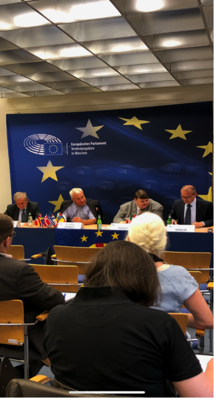 (v.l.n.r.:) Szabolcz Fazakas, Dr. Ludwig Spaenle, Bernd Posselt mit dem Haus-herrn Tobias Winkler im Büro des Europäischen Parlaments in München © Beauftragter der Bay. Staatsregierung Das Bild zeigt den gemeinsamen Erfahrungsaustausch der drei Zeitzeugen mit dem Moderator Tobias Winkler.