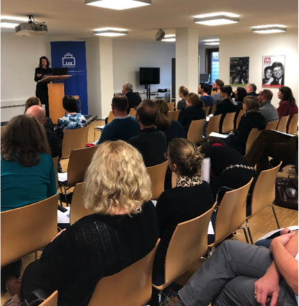 wind_of_change_01 Das Bild zeigt die Generalkonsulin der USA im Amerikahaus bei ihrer Begrü-ßung der Gäste.